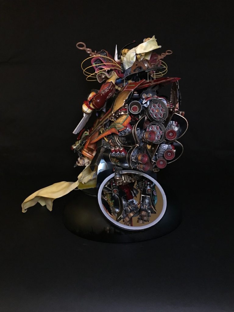 背面正面の女性的な印象とはうって変わって背面は『機械的』なメカメカしい印象になる様にバーニアお化けにしてあります。バーニアはRGジオングから拝借したので、脚付きのジオング『侍ZEONG』になりました。360度+αで見れる様にミラーを取り付けてリアスカートの内部が見れるようにしてあります。