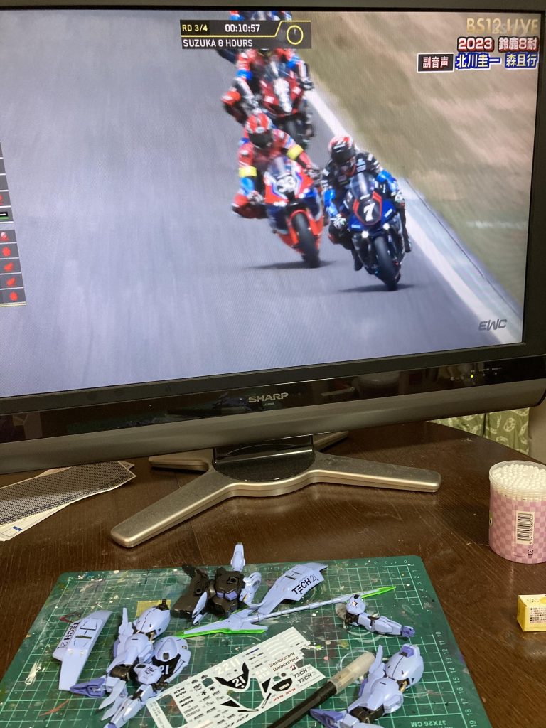 涼しい部屋で好きな事しながら鈴鹿8時間耐久レース観戦中。最高の贅沢？ですね。スタートして2時間でデカール貼りまで終了しました。トップコートは光沢、半光沢どちらかにしたいのですが、迷い中ですので、先に投稿します。