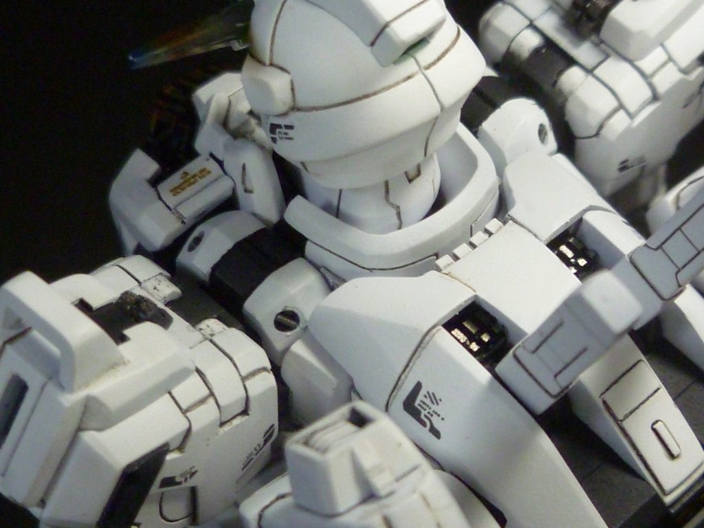 スキマがあれば何かを入れる。首の裏やビームサーベルマウント部に放熱板（っぽい物）を仕込みました。