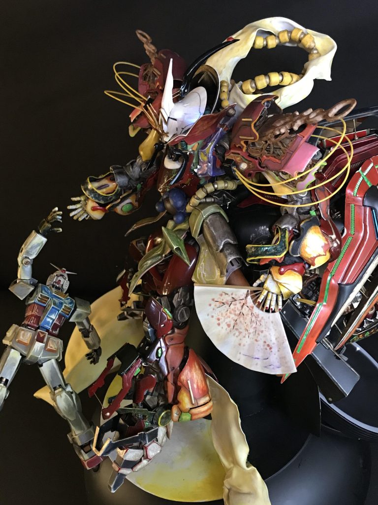 扇子はプラ板とプラ棒で作りました。いちばん見える部分の扇子には、やはり日本の木である『桜』を描きました。