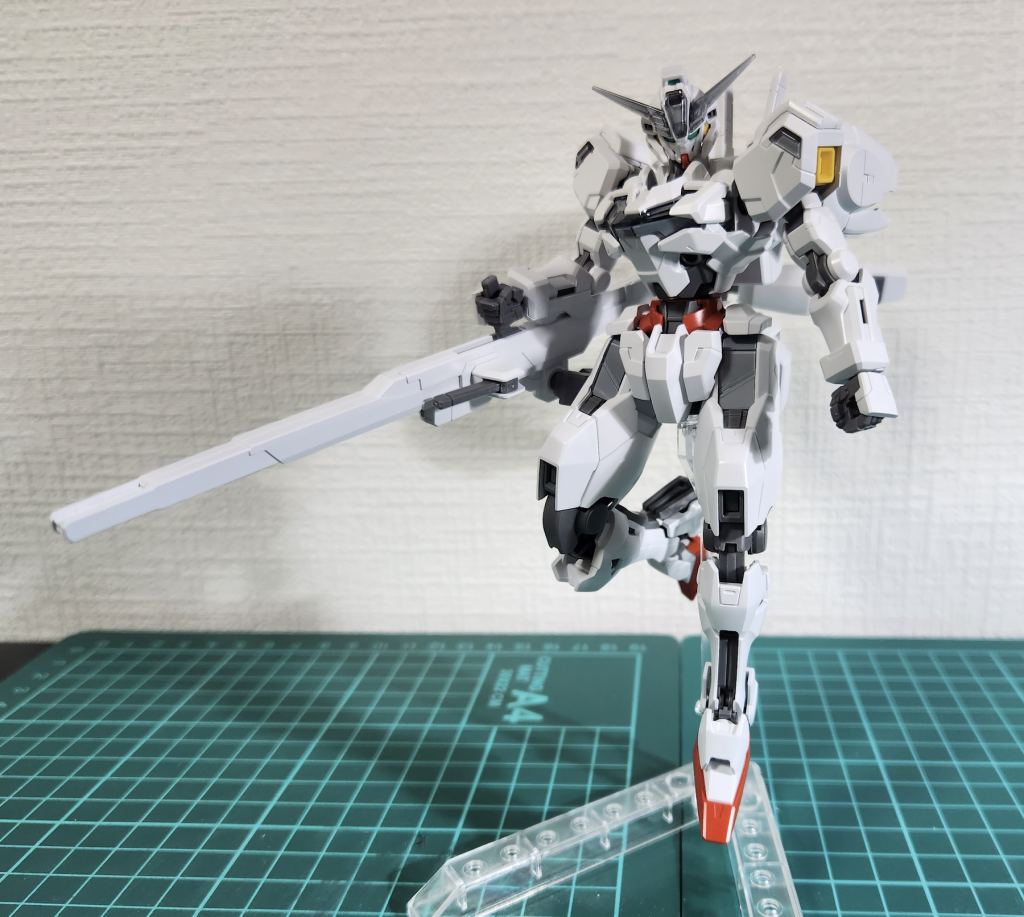 パチ組みでもポーズを取らせてみました。いやー、震えるほどかっこいいですね。