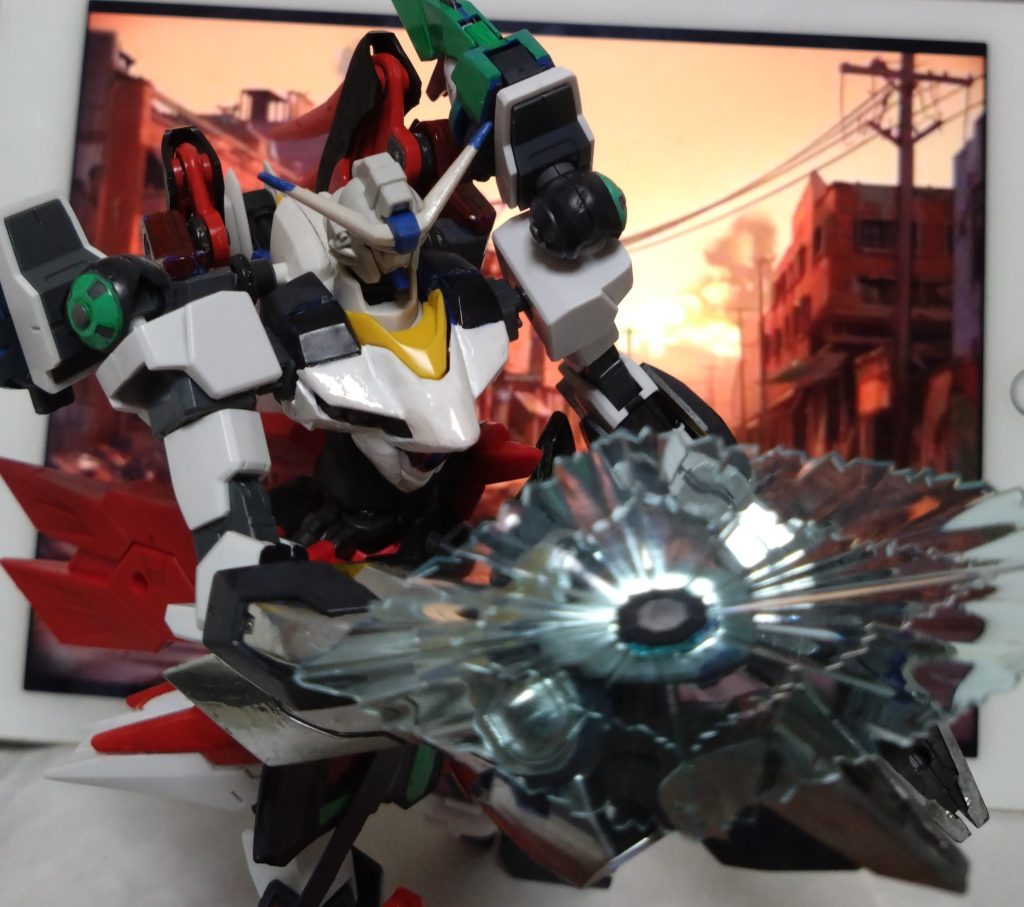 デスティニーのハンドパーツだということで、ビームシールドもちゃんと使えます。まあ、レギルスのシールドもあって、レギルスビットでバリアも作れるのであっても無くても変わらないんですけどね…。