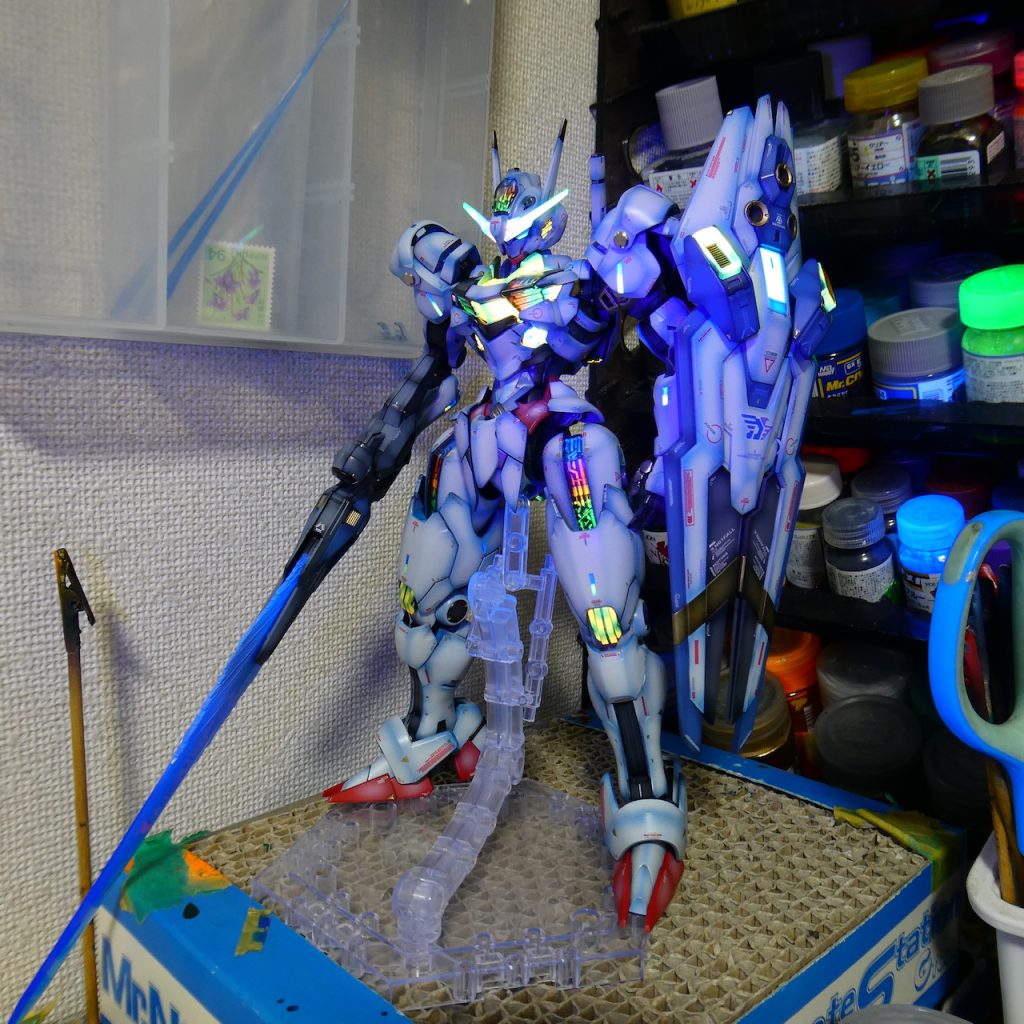 シンプルなホワイトにしようと言う案は元々あったのだけれど、白だけではつまらないよなと思っていた矢先にアニメでキャリバーンを見ました。かなり攻めた発光していたのに、機体がホワイトだから派手に見えないと言うのが素晴らしいなと感じました。よし、このカラーにしようと思いました。