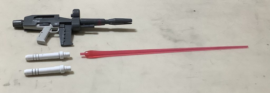 武装はビームライフル、ビームサーベルです。ビームサーベルのエフェクトが思った以上に長くてびっくりしました…ビームライフルはシールド裏にマウントできるみたいです。