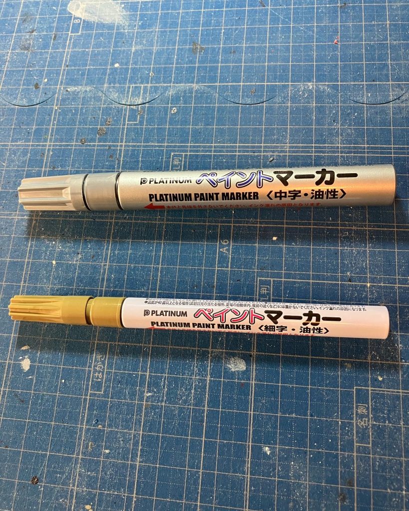 アーマーというか甲冑部分の金ラインは百均で買ったペイントマーカーを使ってます油性ですが水性アクリジョンの上から塗っても塗膜を侵す事がなく発色が良いので使い勝手がいいですねマーカーはガンダムマーカーのように軸を押すと塗料が出てくるので塗料皿に出して筆塗りも可能でした(乾燥は早いです)