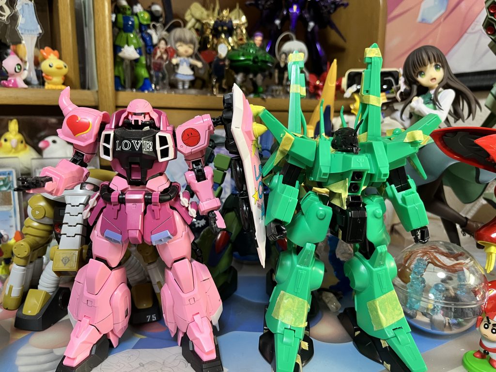 素組み状態(画像右)です。とにかく大きくボリュームがあります・・・体のプロポーションはこのままでも良いのですが、顔部分の造形は時代相応なため、ここの改造に時間がかかりました。