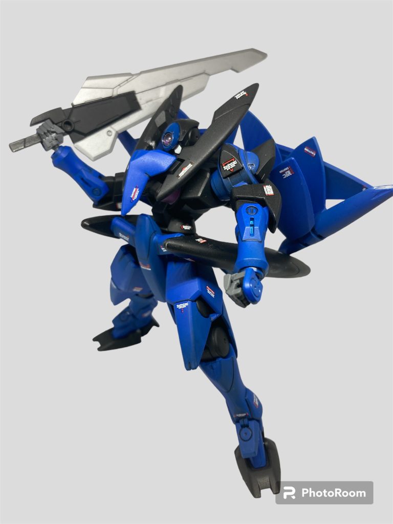 接近戦の時は後ろに畳んだ状態にすることもできます。