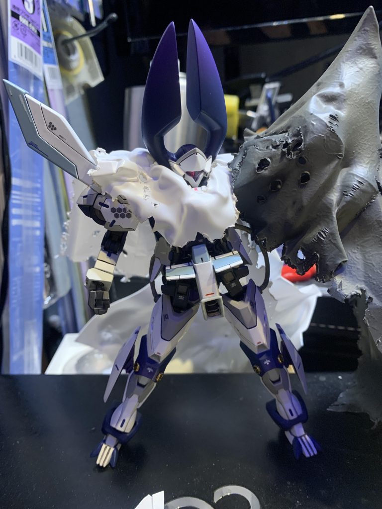 マントのパーツは初のバキュームフォームで成形して、プラペーパーで動きをつけました。穴あけとかダメージつけるのにゴットハンドのヒートアイゼンが使いやすくて良かったです。表面の凹凸はジェッソをスポンジでポンポンしたあとに塗装してます。