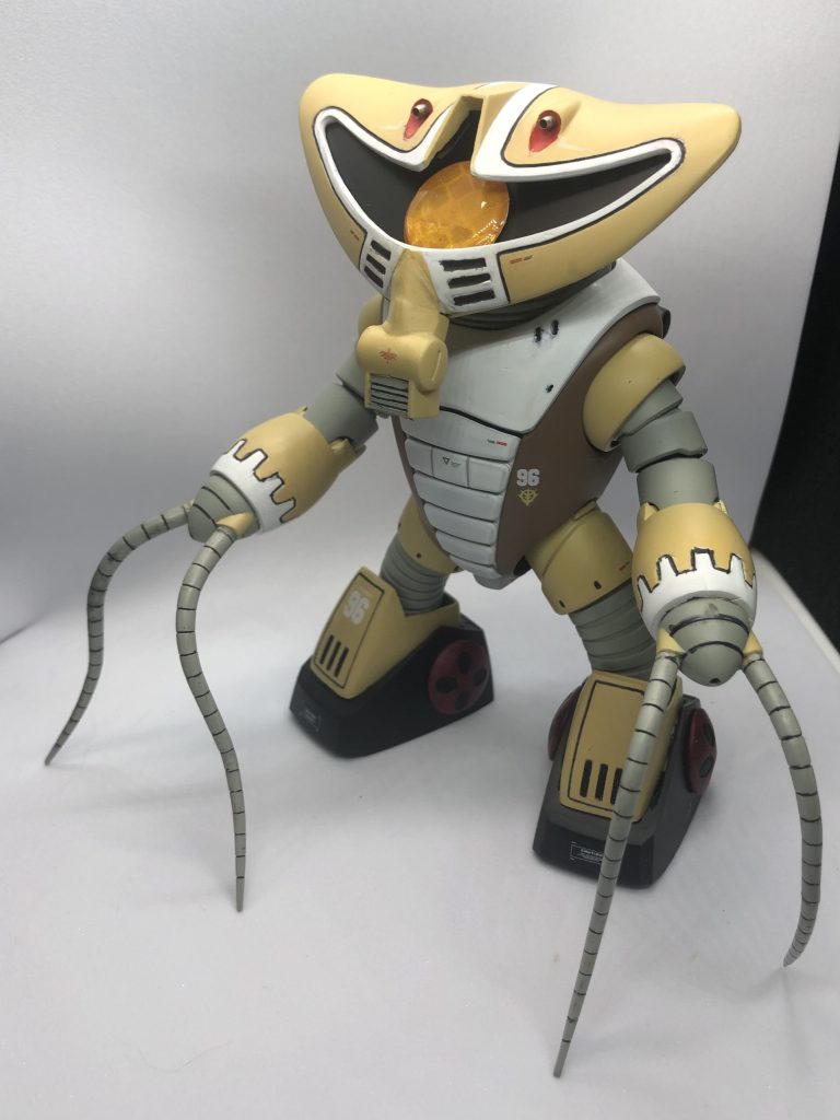 カメラ部はくり抜いて、自転車の反射板を加工してレジンで仕上げした物です。