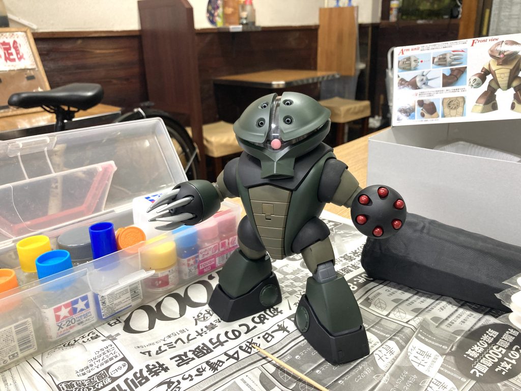 初めは肩と太ももカバーはマットブラックにしましたが、しっくりこず、、緑に塗り直しました。