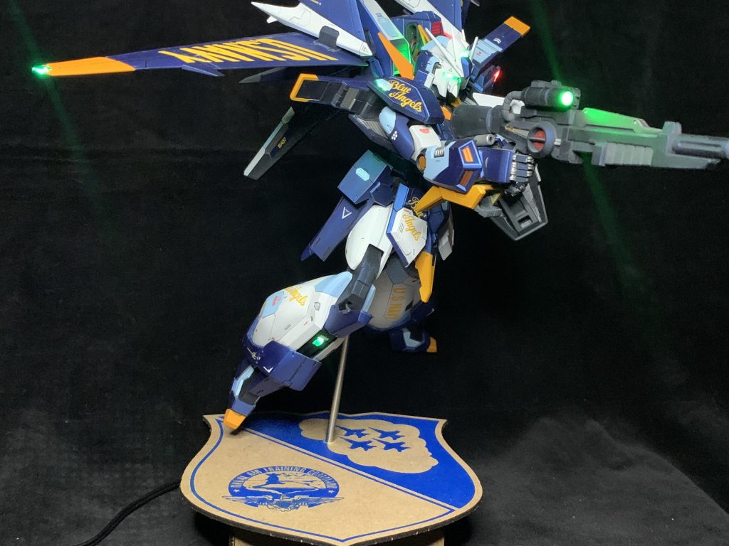 翼端灯は一般的な飛行機をお手本にしつつ、膝の灯火は横浜の動く1/1ガンダムを参考にしてみました。わざわざ単品で購入したデカールがうまく馴染んでくれたのでなかなかいい感じに仕上がったと思います。配線についても、ほぼ外からコードが見えないように配線出来たのでかなり満足です。😊8/12-13の清水ホビーショーで展示する予定なのでよかったら見に来てください。