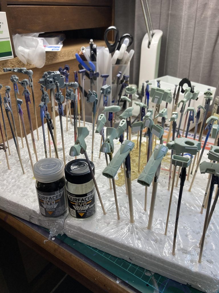 今回は機体色が薄い緑なので少しでも重みを持たすためにガイアの黒サフベースに、関節部やグレー部分はお気に入りのガンメタサフをそのまま流用してます。