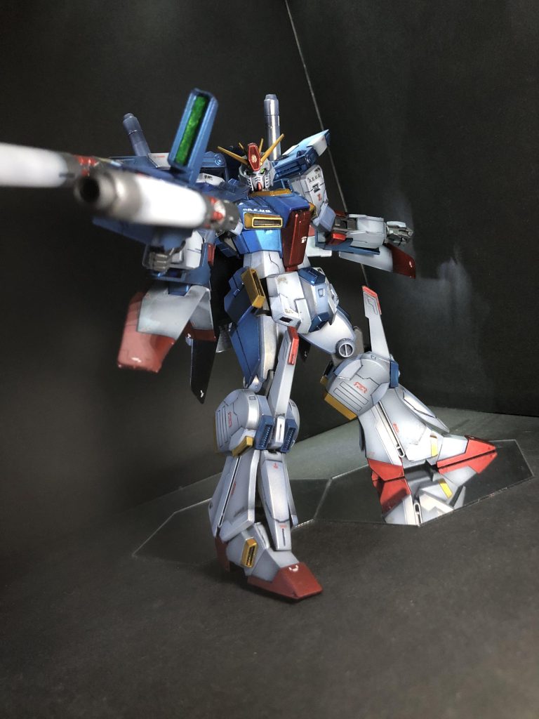 射撃ポーズ。腰の可動が弱い笑雰囲気は出てると思います。