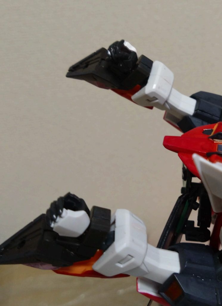 最後に。多種装備ハンドガン無しの場合の写真。イージスナイトの足にガンダムレギルスのハンドパーツを装着、ハルートの脚に接続しています。ハルートの脚との接続はヤスリで削ったりして苦労しました。