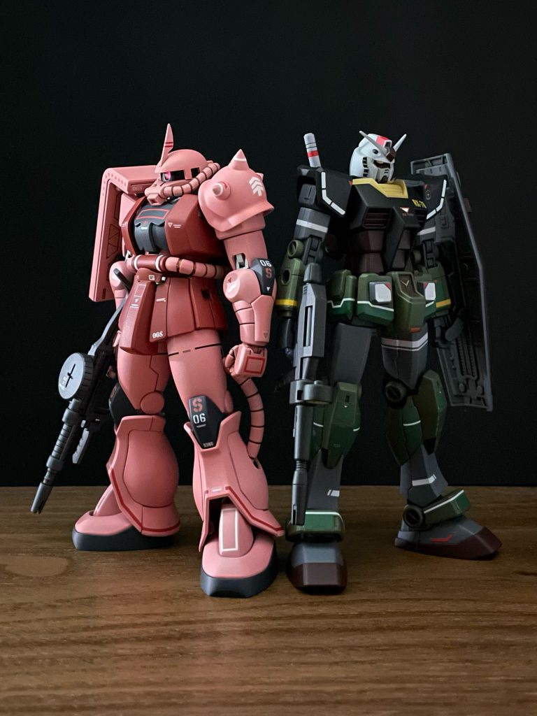 マーキングはイラストやMG、ロボット魂を参考に貼ってみました。リアルタイプ シャアザクとリアルタイプ ガンダム。ガンダムとザクは並ばせたくなりますね。