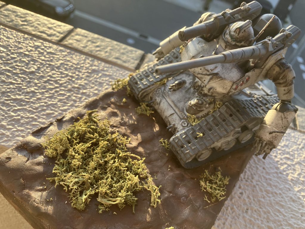 全体はこんな感じですモスグリーンは百均で買ってから茶色で上塗りしてます!ちなみになんですが、右肩の大砲は折れたのをあたかも戦闘で切られたかのようにしています…