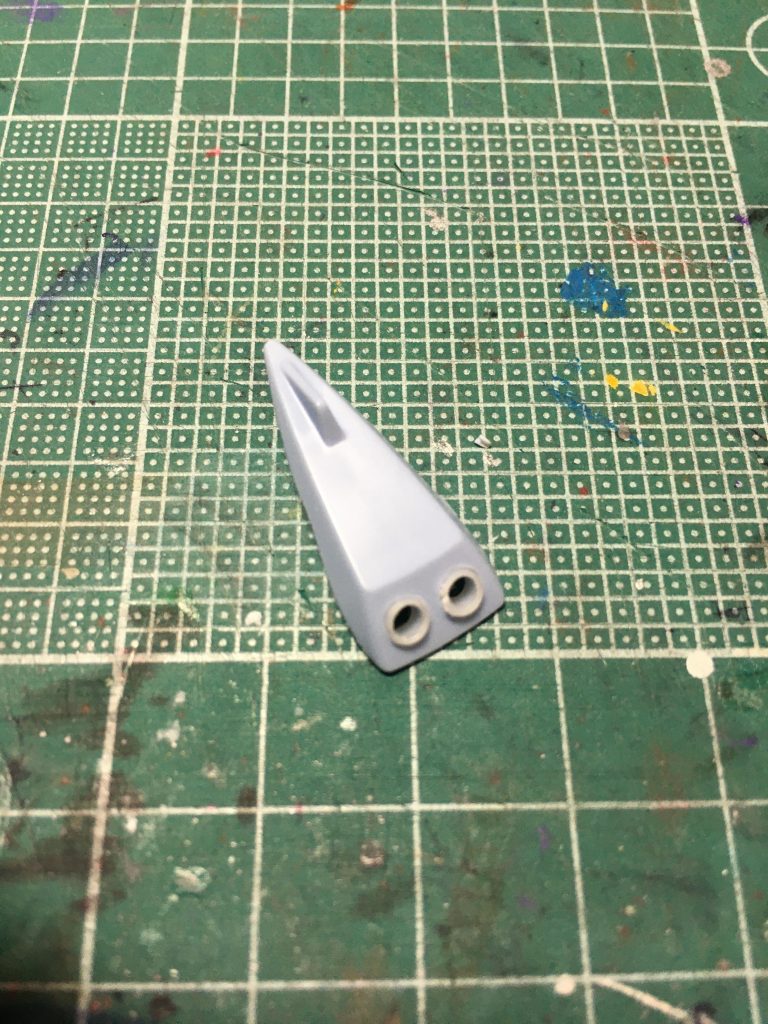 シールド機首裏にある丸モールドは開口してからプラパイプを埋め込み、ネオバード形態での姿勢制御スラスターとしています。