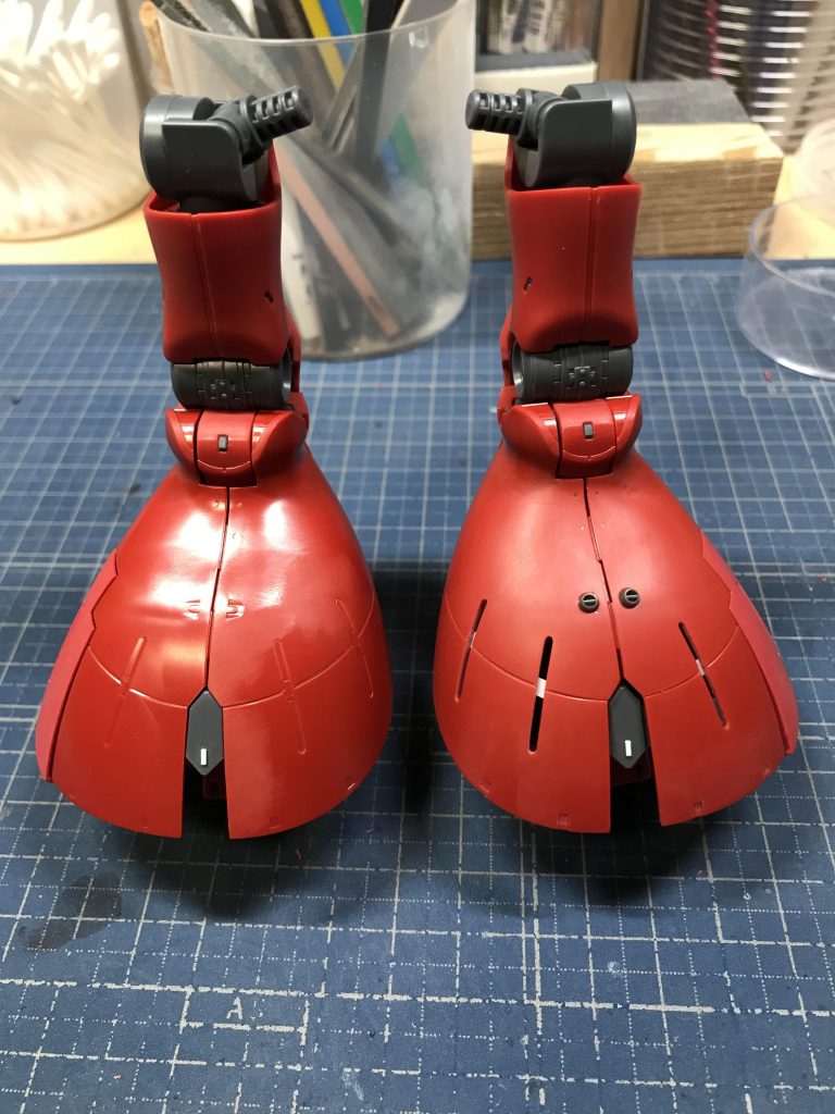 脚部アーマーのディテールがあまいので、思い切って開口しました。