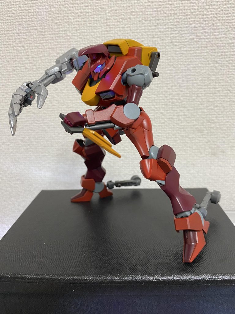 足に車輪をつけて地上での機動力を向上しています。右腕は、、、