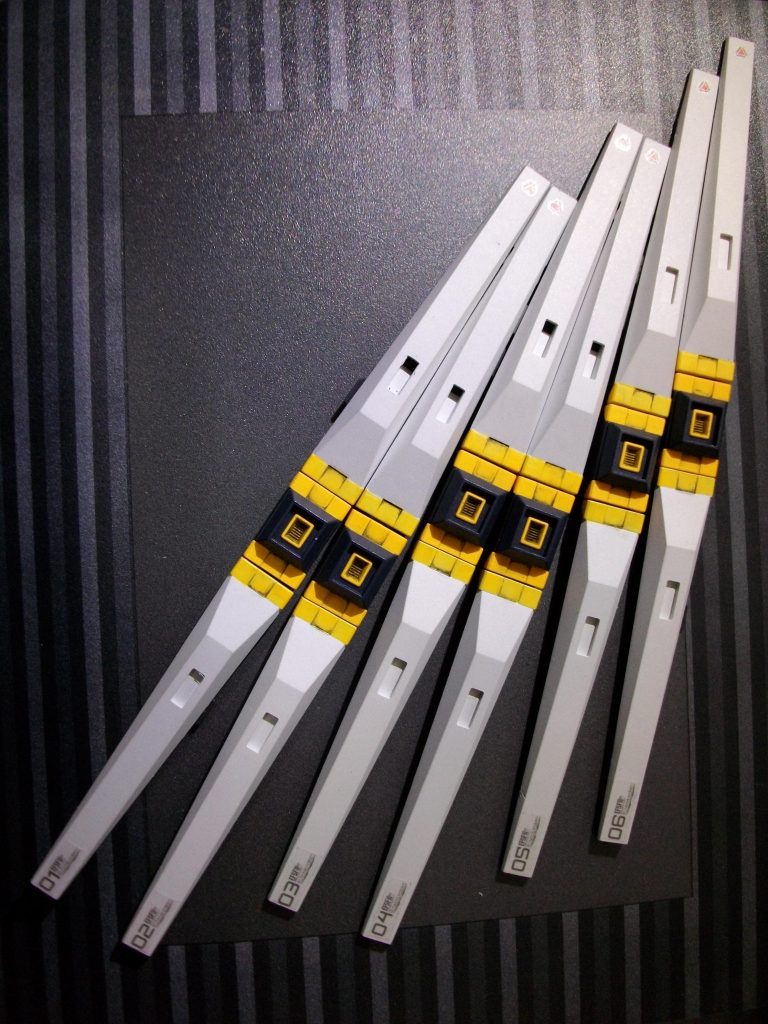 フィンファンネルは電撃ホビーのデカールで番号を振りました。