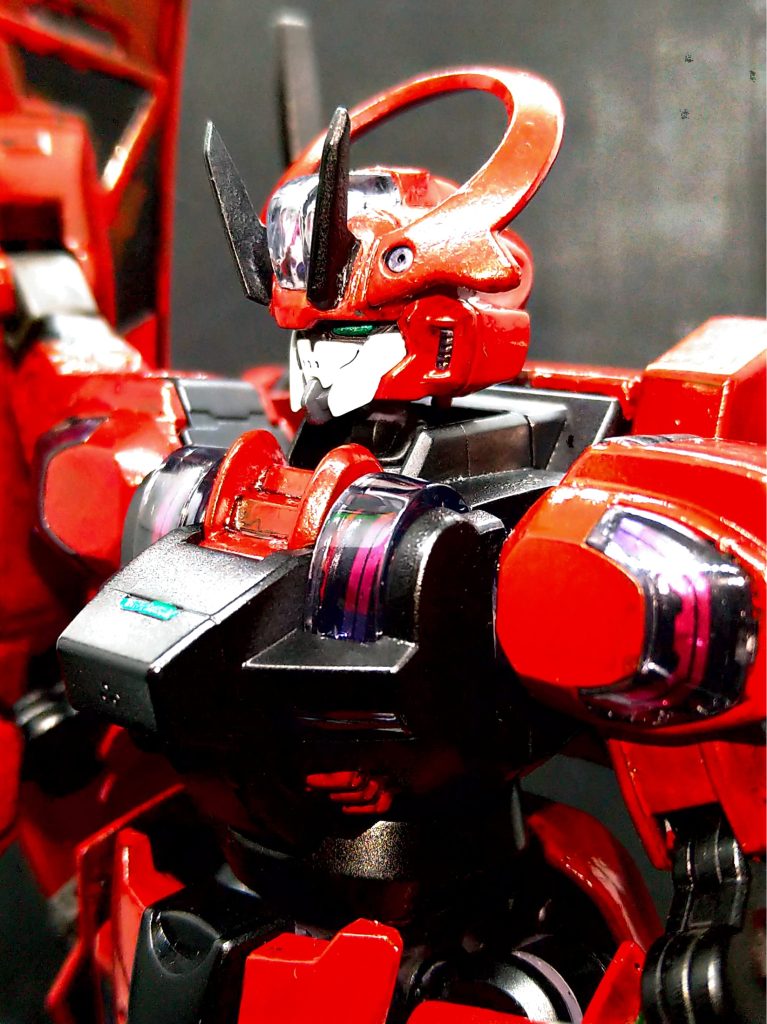 今回初めて頭部と各武装の砲門にピンバイスで穴を空けてみました。光の反射で誤魔化してましたが、実は頭部のクリアパーツの接着を失敗してしまい内部が白くなってました。実は一度頭部を接着してなかったんですが、ミスって飛ばしてしまいクリアパーツを無くしてしまい、見つからずなくなくもう一つのシュバルゼッテから拝借しました。