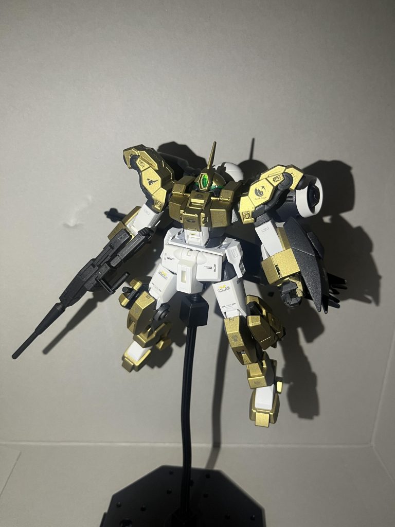 デミバーディングのメインカラーを金色にして体調機イメージにしてみました。ライフルひとつじゃもったいないと思ったのでシールドとルプスレクスの超大型メイスとシールドを装備させました。