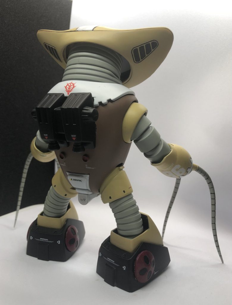 よく見ると、アッガイの背中とは微妙に違うのですね。