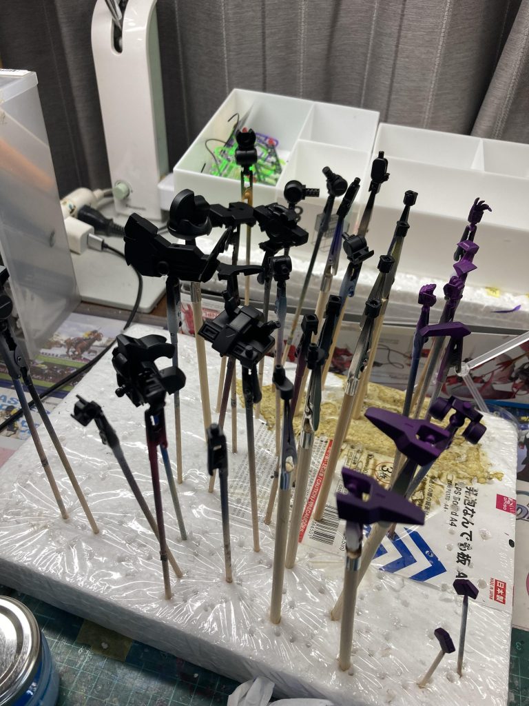 関節部含め、グレー部分はガイア黒サフ→クレオスのグラファイトブラック、濃い青部分はガイアの紫サフ→ガイアのミリオンブルーです。