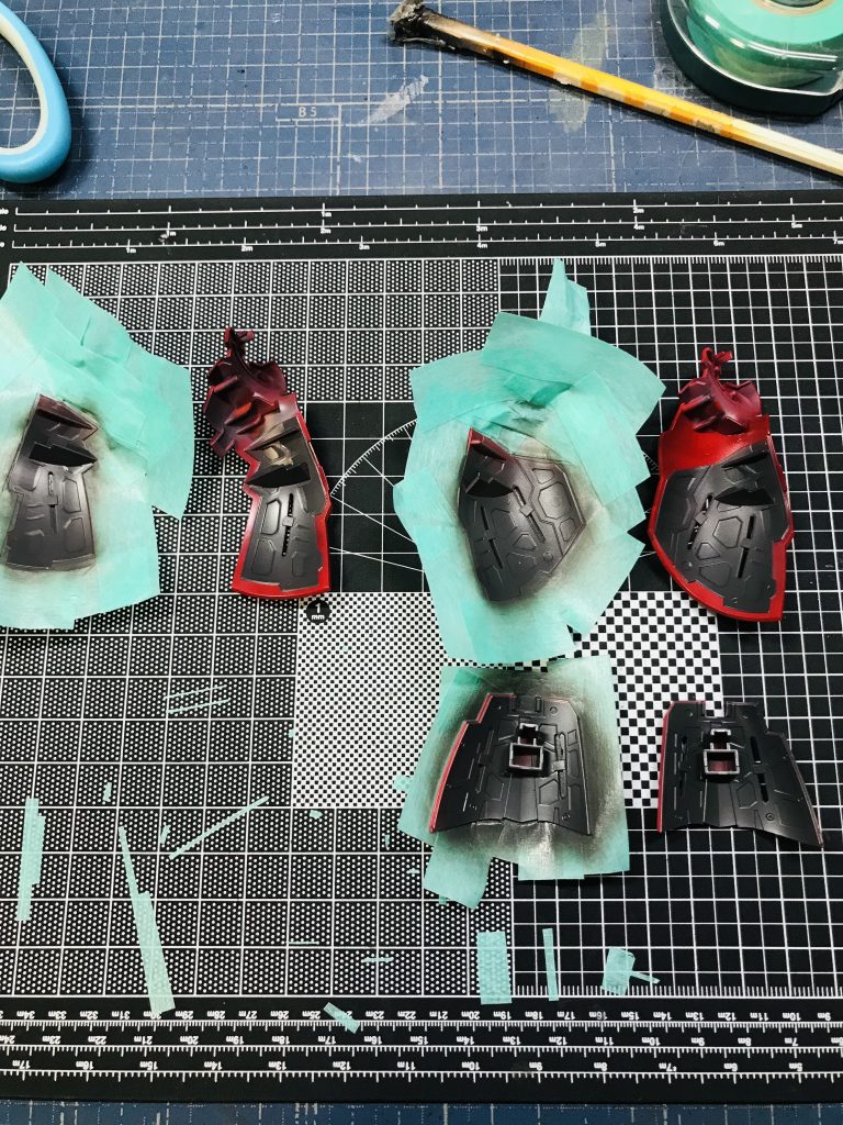 アーマー裏もマスキングして塗り分け。
