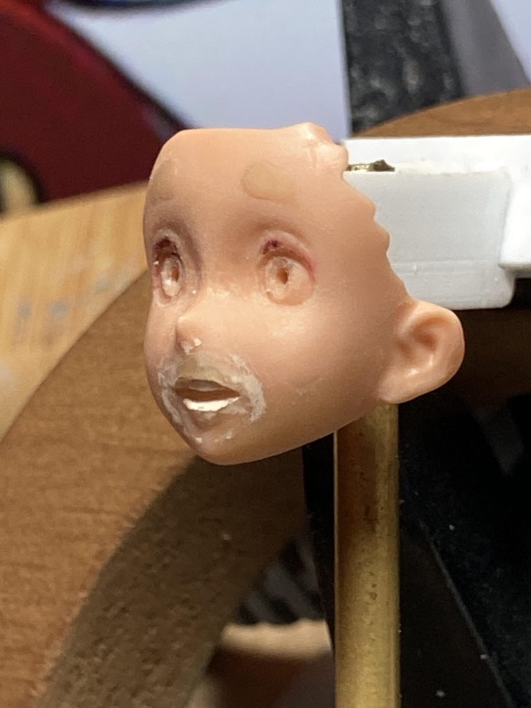 製作工程 4瞳孔をドリルで開けて、楕円形に拡張します。ここで左右の視線が合ってないと絶望するんで慎重に。口いじっているうちに前歯がなくなってしまい、プラ板で再建しました。眉も紫外線パテです。