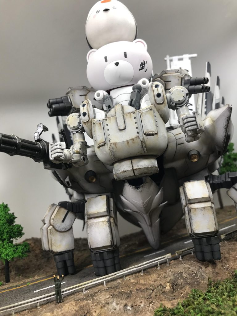 ミリタリー的?な作品を作りたくて…そして少しラブリー?な作品を作りたくて作製しました試験運用なので自衛隊員が、機体を誘導している場面をイメージしたジオラマ作品になります汚れているのは…もちろん戦闘訓練をしているからです🙄※以前に購入した自衛隊員の1/150のフィギュアがあったので…ここぞとばかりに使用