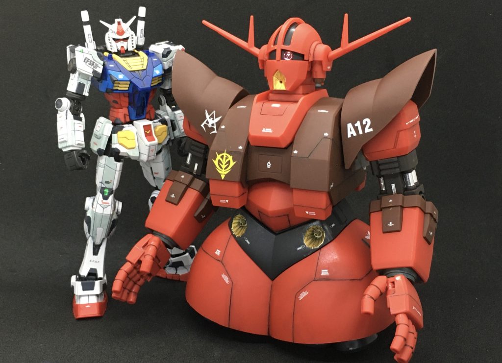 　ガンダムとの比較。改めてそのボリュームに驚きます。