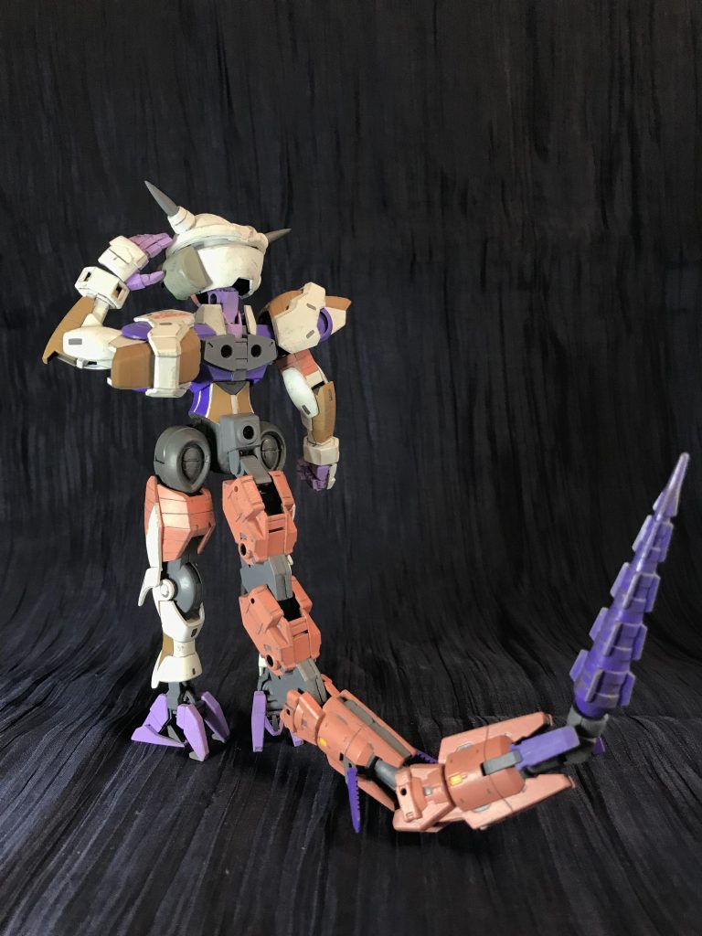 こういうの作る時悩むのがこれは本人なのか本人が乗ってるメカなのかって所で、今回は自分をフリーザと思い込んでるタンバリンが乗り込んでるメカかもしれないし、データストームの向こう側からクウラが操作してるのかもしれないって言うつもりで仕上げました。なんだそれはって感じですがそこら辺は曖昧で良いかなと。