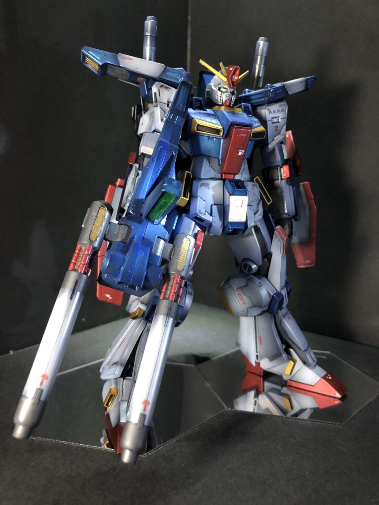 全身右側。目つきを鋭くしたくて、ひさし部分をいじりました。若干いびつに。ビームライフルも砲身が単色だと味気ないので、白くしてみました。悪くない。と思いたい。