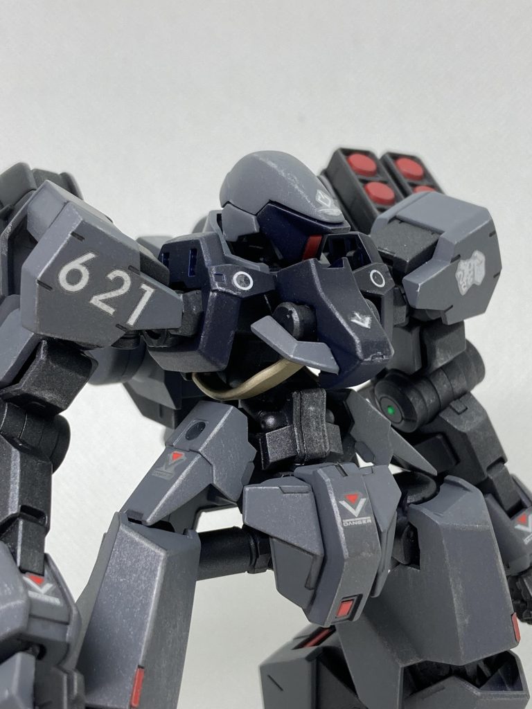 狙っていたわけでは無かったのですが作っているうちにアーマード・コアⅥの主人公機に見えてきたので肩に621マーキングを貼っています。