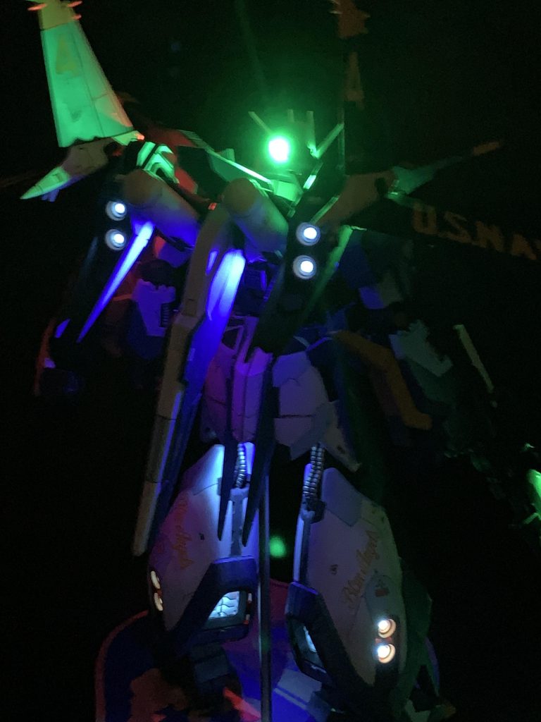作ってる途中で気付いた残念ポイント。これバーニア殆ど後ろだwwwバックショットの方が眩しいですw展示会に持って行く時はポージングを工夫しないとダメだねコレは。。。