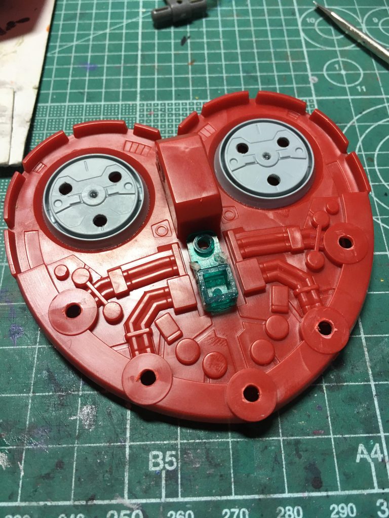 　バーニア置き換えに伴い元の股関節軸を切り取り、プラ材でディテールを追加。アクションベース2のビス留め用ジョイントを加工してプラ板の積層でかさ上げしてベース接続可能にしてみましたが、プラセメントがべりっと重量で剥がれてしまったので撮影中に急遽股間フレームに3mm穴を開けました。　塗装はガンダムマーカー中心です。といっても成型色を活かしたのであまり多く塗ってません。スカート内グレー＝Mr.カラースプレー　ニュートラルグレー関節部グレー=ガンダムマーカー　ジオングレー金＝同イエローゴールドデカールはORIGIN汎用①やジオン用①、Vertexのデカールを織り交ぜて貼っています。急遽シャアに用意された機体ということでしたが、パーソナルマークなどはどうしても入れたいな...と思って施しています。