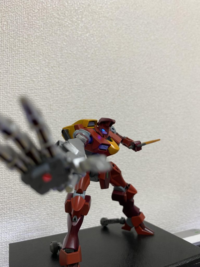 伸縮して、近接攻撃の間合いを広くしています！