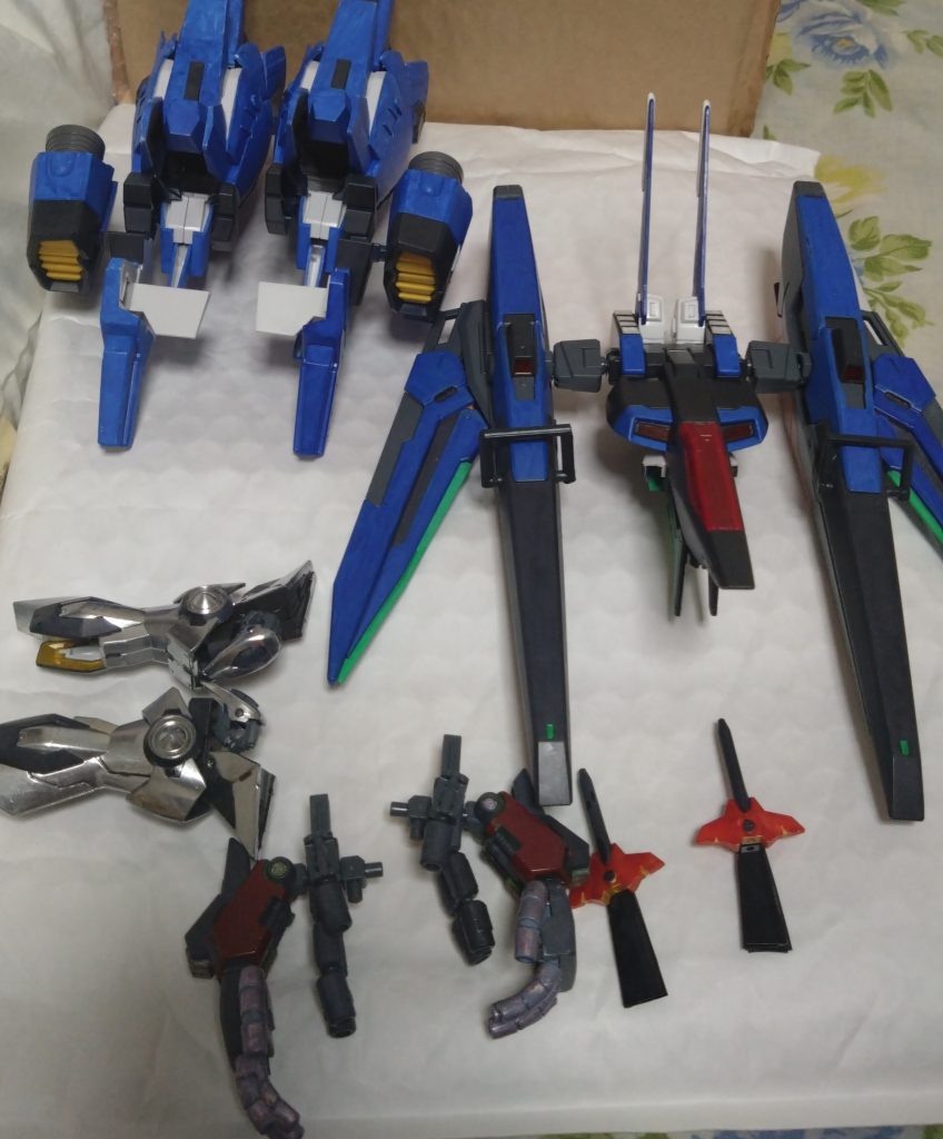 リベロの武装や装着パーツ。少しずつ説明しますが、左の真ん中の銀色のアームについては次回の投稿で説明します。上の青の2種類の装備は後で説明しますが、まず下の2種類の武装の説明を。左から『多種装備ハンドガン』、その隣は『リベロファン』というオリジナル武装。『多種装備ハンドガン』は砲撃武装以外にも二重の巨大な手になることでパンチによる物理攻撃が得意とする。また、この武器にはピストルガンが内蔵されている。『リベロファン』は対ビーム対策を施したオリジナルの扇子の武器。開いた状態で敵を切断する以外に、隠された機能が満載した武装。軽くて使いやすいというのが特徴の一つ。それらの武装は各形態に必要不可欠な武装。詳しい説明はそれらの形態の投稿の時に説明します。武装と同様でシステムが多数搭載されており、同時に複数のシステムを起動させると機体に負荷が生じる恐れがある。その為、各形態にシステムは一つずつしか使用できない。状況的には二つまでなら使用可能。でも、ある形態だけは全てのシステムを同時に起動させることができるが、それは別の機会に‥‥。