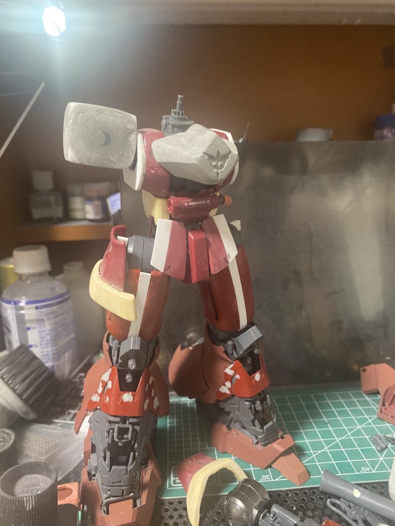 胴体が貧弱にならないようにパテで盛り盛り。