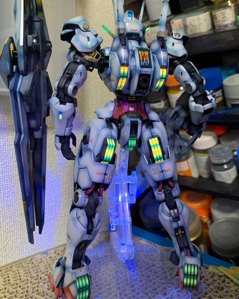 もちろん虹色カラー以外もアクセントが必要だと考えていたので背面のヒートシンクのようなパーツにはゴールドと蛍光オレンジで塗装。正面だけじゃなく後ろ姿もカッコよくて仕込みました。