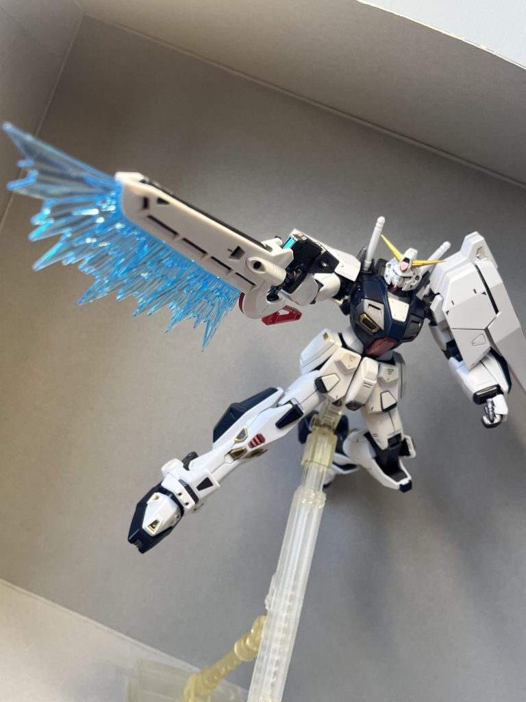 マルチプルビームウェポンとのことで、射撃姿勢を。ビーム発振してますが。