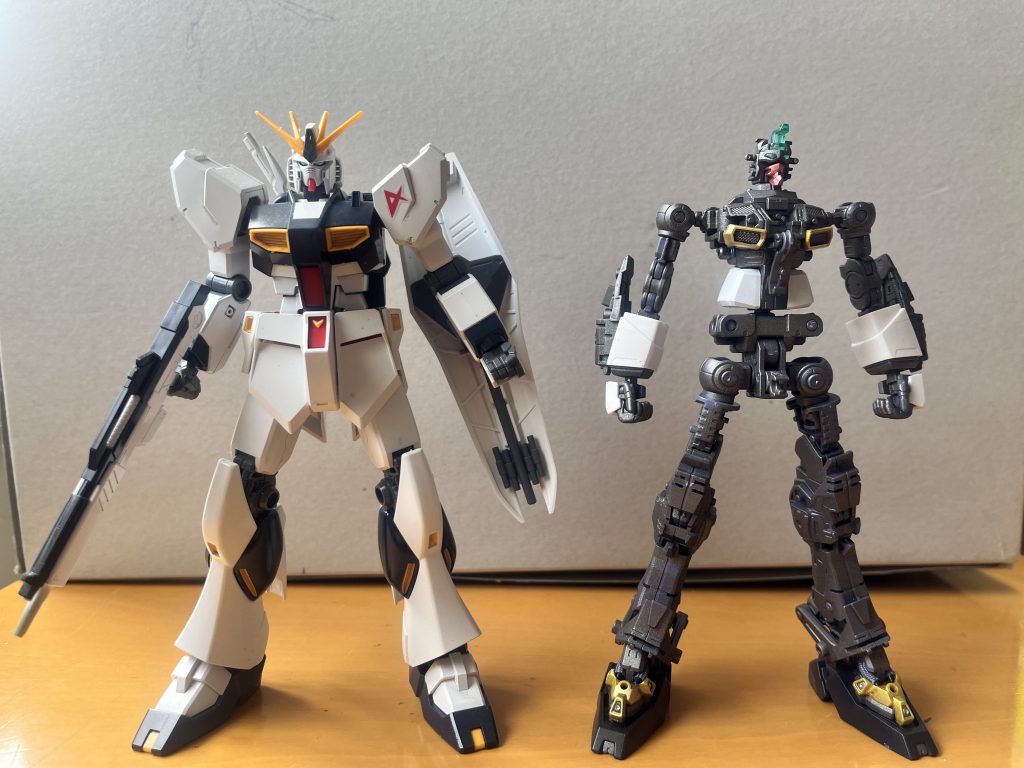 前腕、下腹部、足先は外装がそのままフレームになってます。