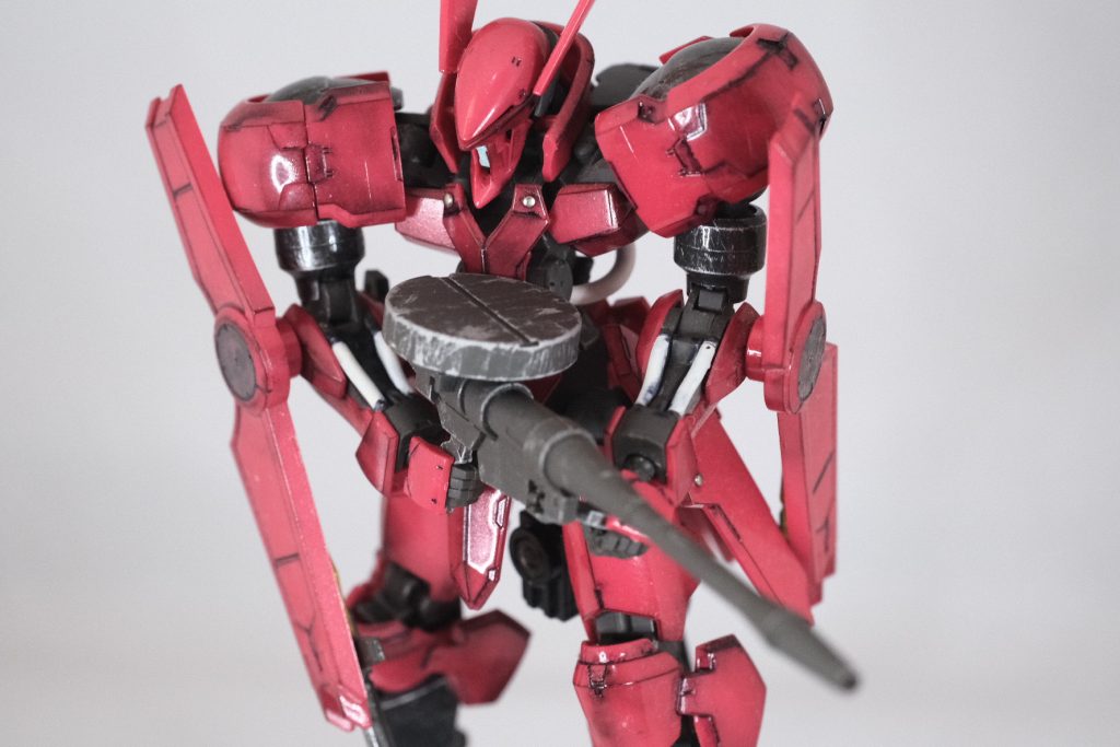 肩の可動が狭いので両手持ちは厳しい…