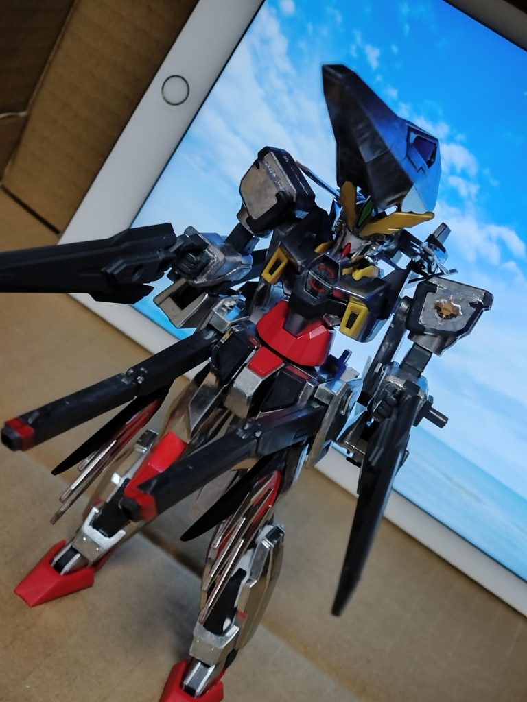 フリーダムのように一斉射撃によるフルバーストができます。搭載されている武装ですが、バインダーガン×2、ビームサーベル×2、カーフミサイル、バルカン砲、ウイングブレード×2、レール砲×2、ドラグーン×2、サーベルドラグーン×2…となってます。主兵装であるバインダーガンはライフル、ソード、シールドの3つの役割を持っている。ちなみに、使用したガンプラはHGガンダムAGE2ダブルバレット、イージスナイト、旧HGフリーダム、コレクションキットのデスティニー。