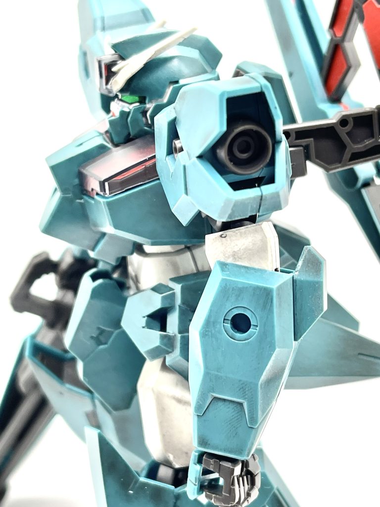 今は付属のデカールを貼ってますが行く行くはカメラアイとかブラックライトで光るように塗装してみたいですね😆そして指紋が着いてる上に手首の向きがおかしな事になってるのにここで気が付く💦