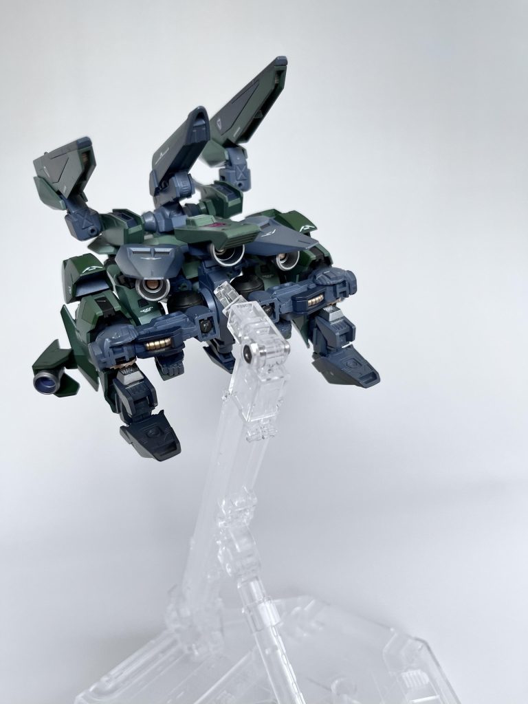 脚を取り付け、バーニアを後方に向けます。