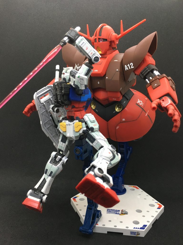 　ガンダムとの対決。この間合いなら腕は出せませんが腰と口からはビームが出ますね。