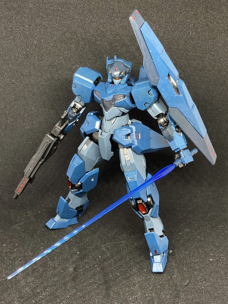 基本装備はビームマシンガンとビームサーベル。シールドはビームを弾く力場を発生させるもので高い防御力をもつ。