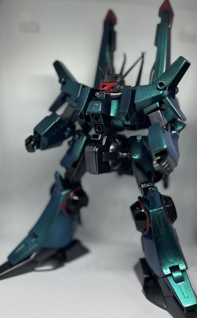 プロポーション自体は顔のバイザー部分以外ほぼ弄っておりません。